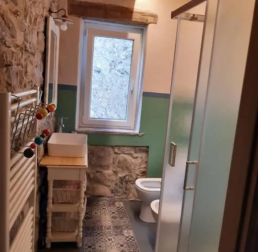 Gaudi - Overlooking Como, Near Bellagio לצנו