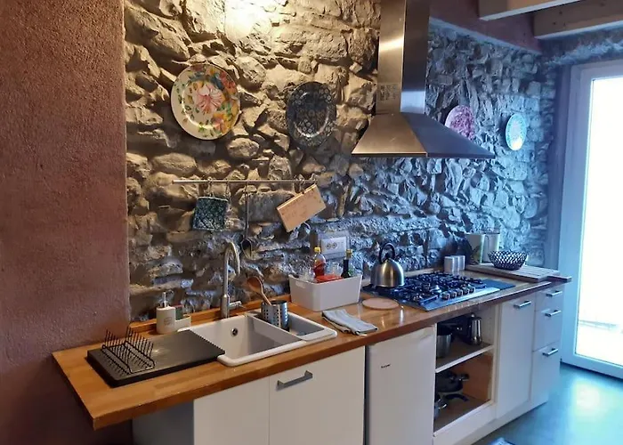 Gaudi - Overlooking Como, Near Bellagio לצנו